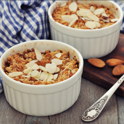 Compote de pommes au four à la cannelle, crumble amandes