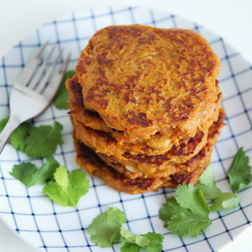 Galettes patate douce, pois chiche et salades de crudités