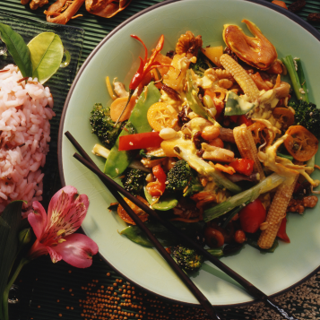 Wok aux algues et aux légumes marinés