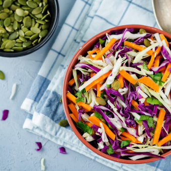 Salade rainbow slaw à la mayonnaise végétalienne