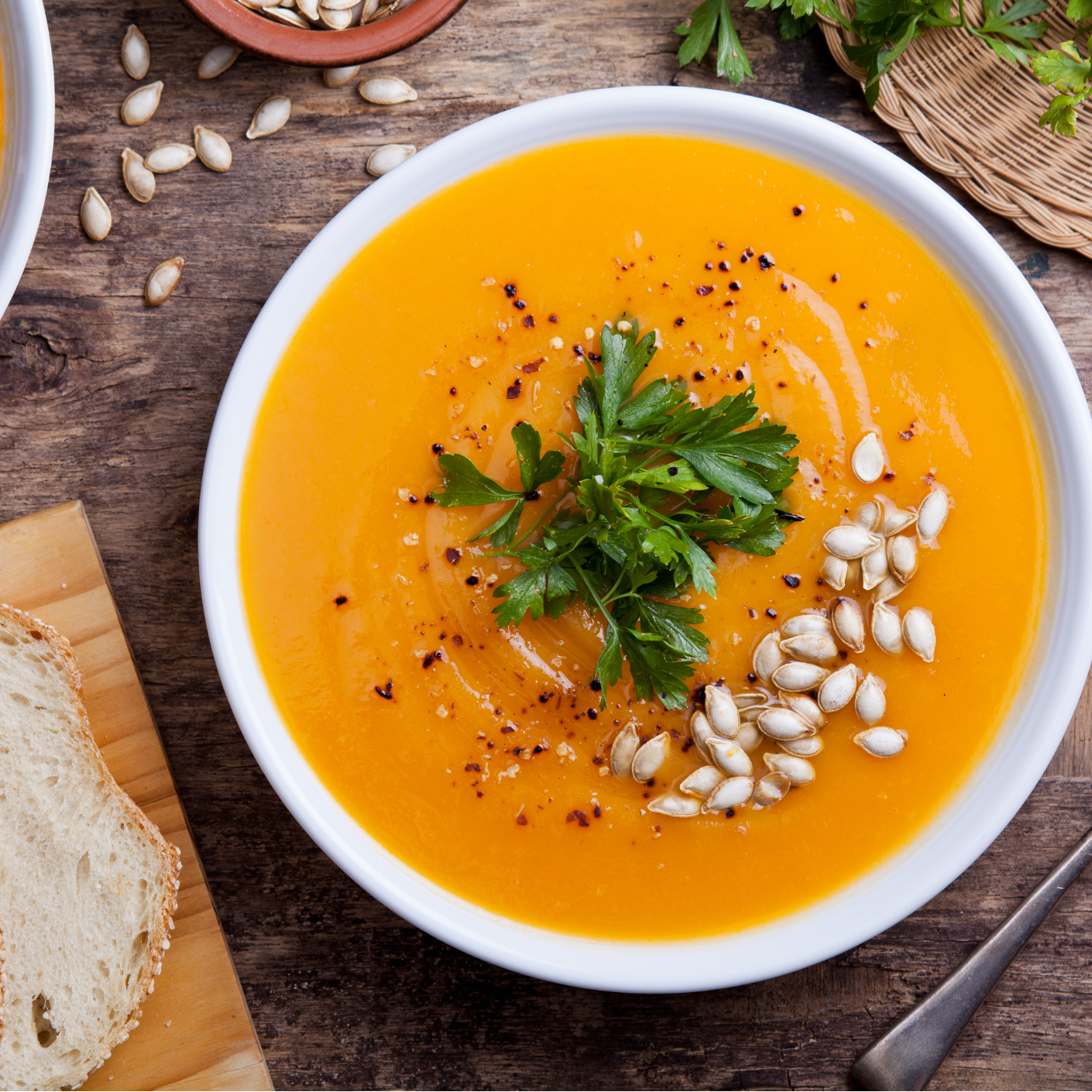 Soupe crue de fin d'été & ses graines de courges poêlées