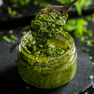 Pesto aux herbes sauvages comestibles