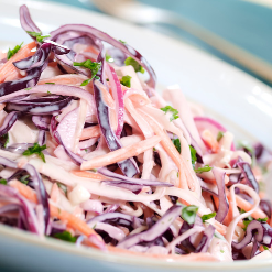 Salade de chou, pomme, carotte et raisins secs