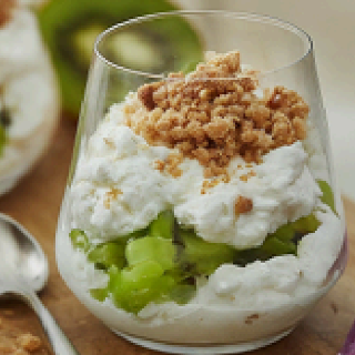 Crémeux de fromage blanc, kiwi et crumble noisette
